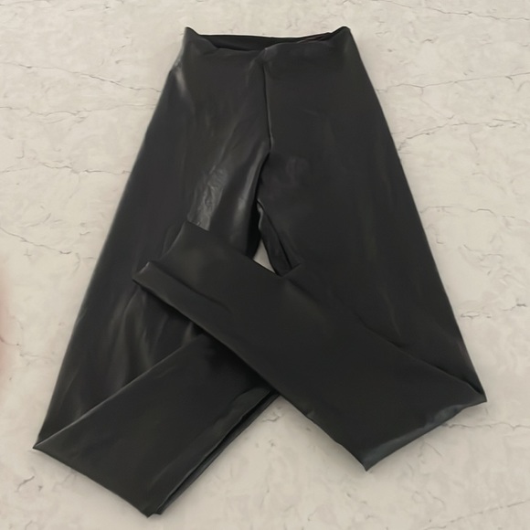 Commando Perfect Control Faux Leather Legging in Black. Size Small. - Picture 4 of 6